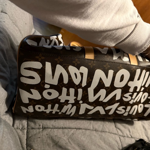 Louis Vuitton - Picture 5 of 8